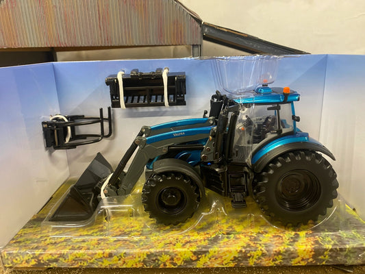43352 Britains Valtra T234 Front Loader 1:32 scale New BOXED Image