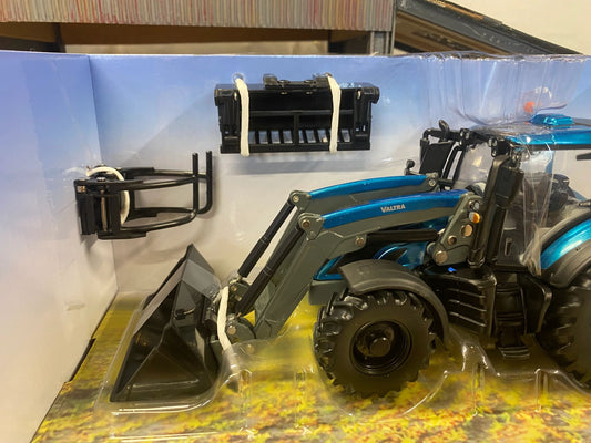 43352 Britains Valtra T234 Front Loader 1:32 scale New BOXED Image 2