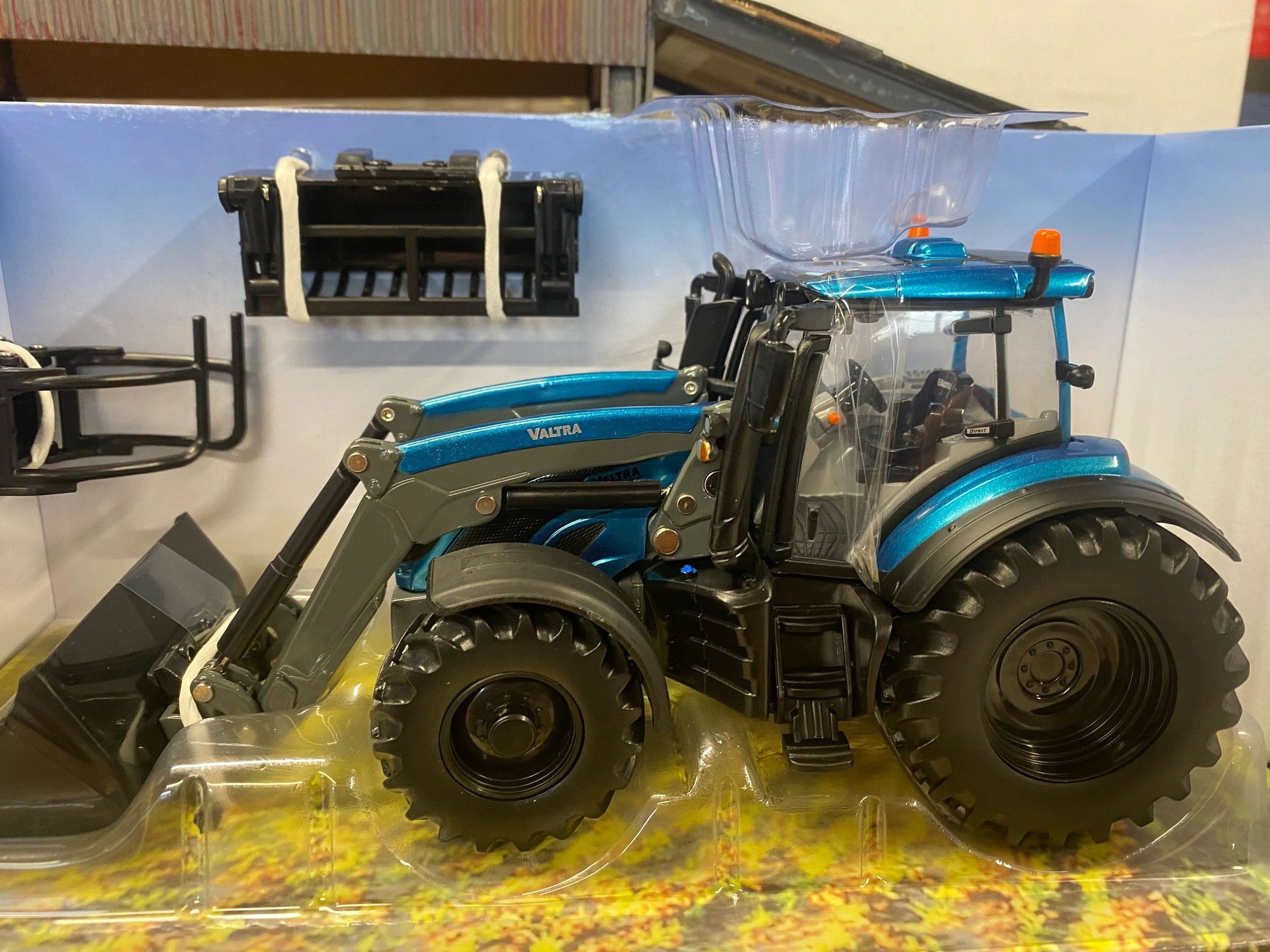 43352 Britains Valtra T234 Front Loader 1:32 scale New BOXED Image 3