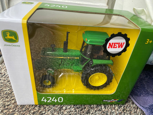 43376 Britains John Deere 4240 2wd 1:32 scale Image