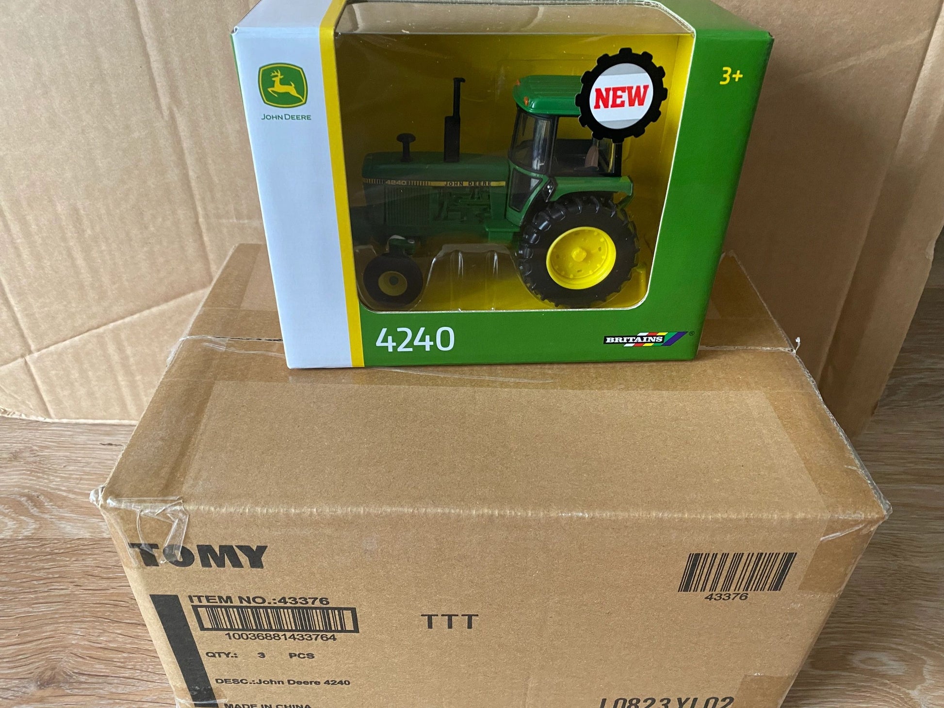 43376 Britains John Deere 4240 2wd 1:32 scale Image 3