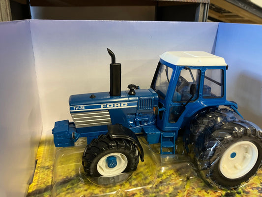 43394 Britains Ford TW35 with removable rear Duals Tractor 1:32 scale New BOXED Image 2