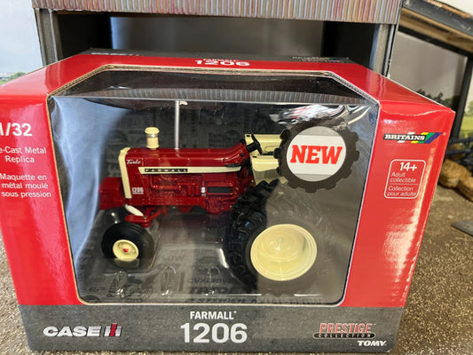 43412 Britains CASE IH Farmall 1206 Tractor 1:32 scale New BOXED Image