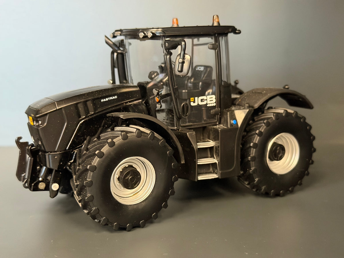 PRE-ORDER Britains 43453BS BLACK JCB Fastrac 4220 Tractor with silver wheels 1:32 – Limited Edition 750 Pieces