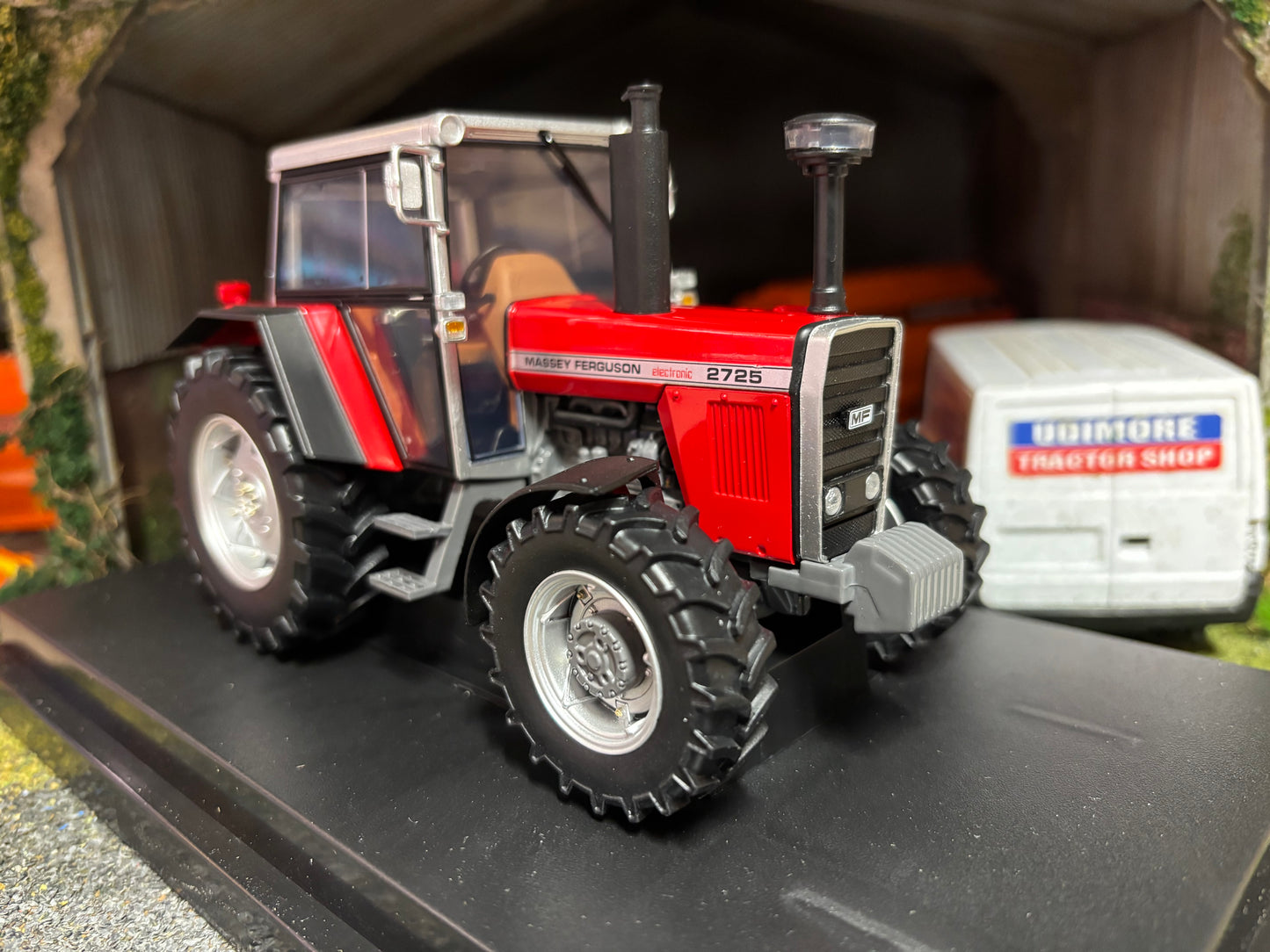 Limited Edition 6371 Universal Hobbies Massey Ferguson 2725 tractor BOXED 1:32 scale