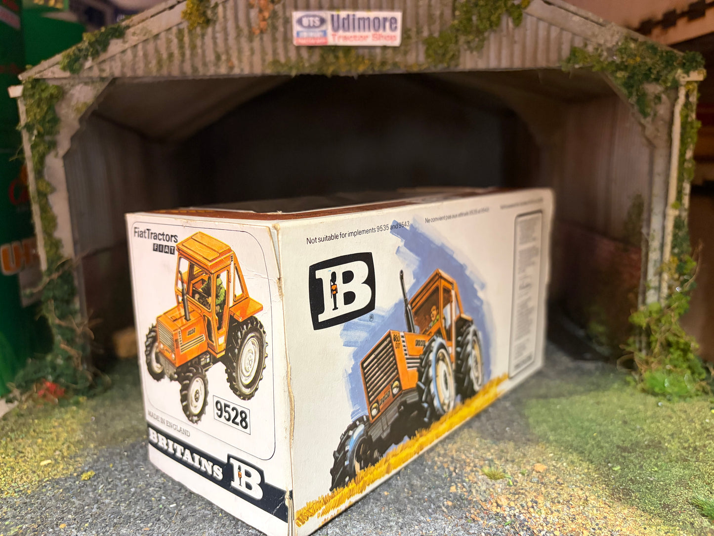 Vintage Britains Fiat 880DT Orange Tractor 9528 Original Straw Box Obsolete 1:32 Scale