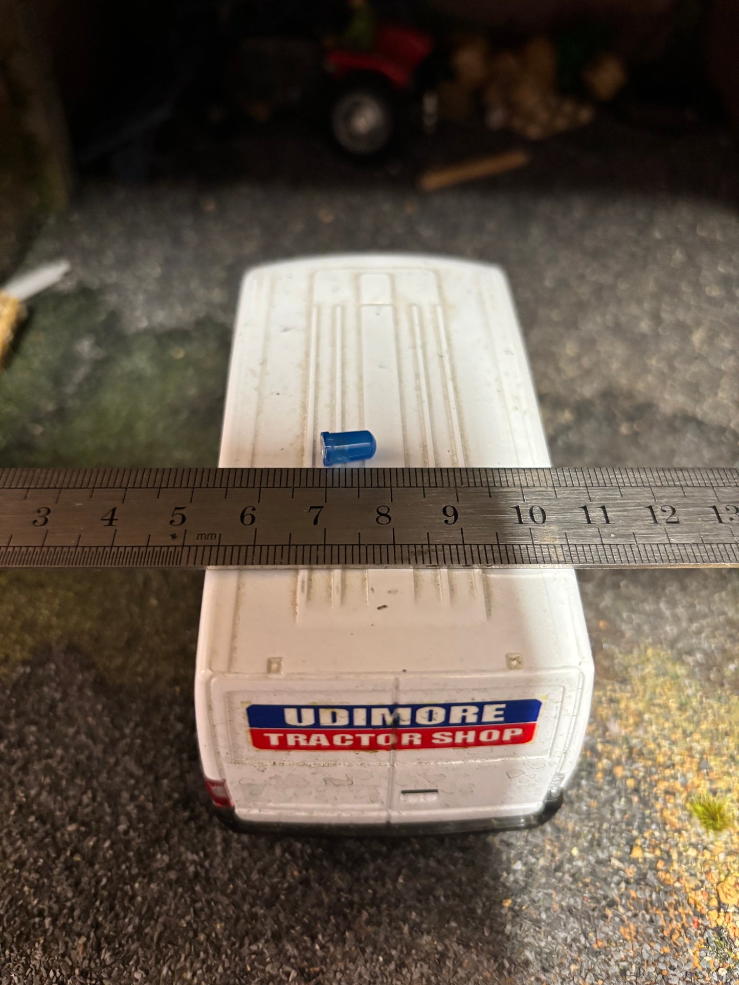 Beacon blue light tractor truck 1:32 scale