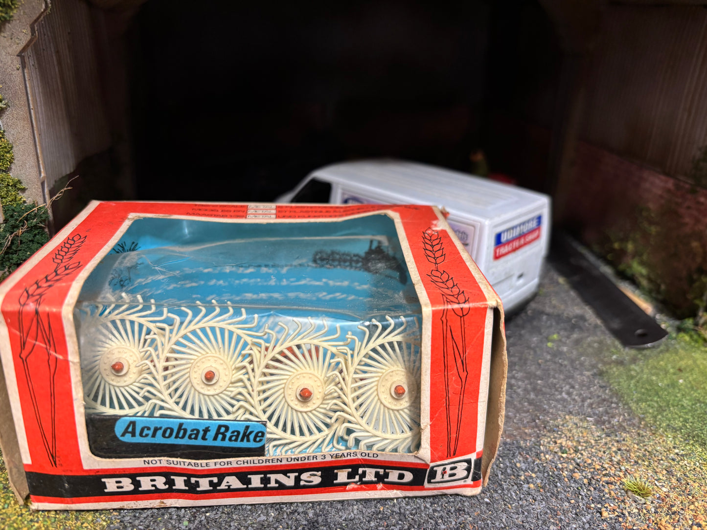 9531 Britains Acrobat Hay Rake 1:32 BOXED obsolete Straw box