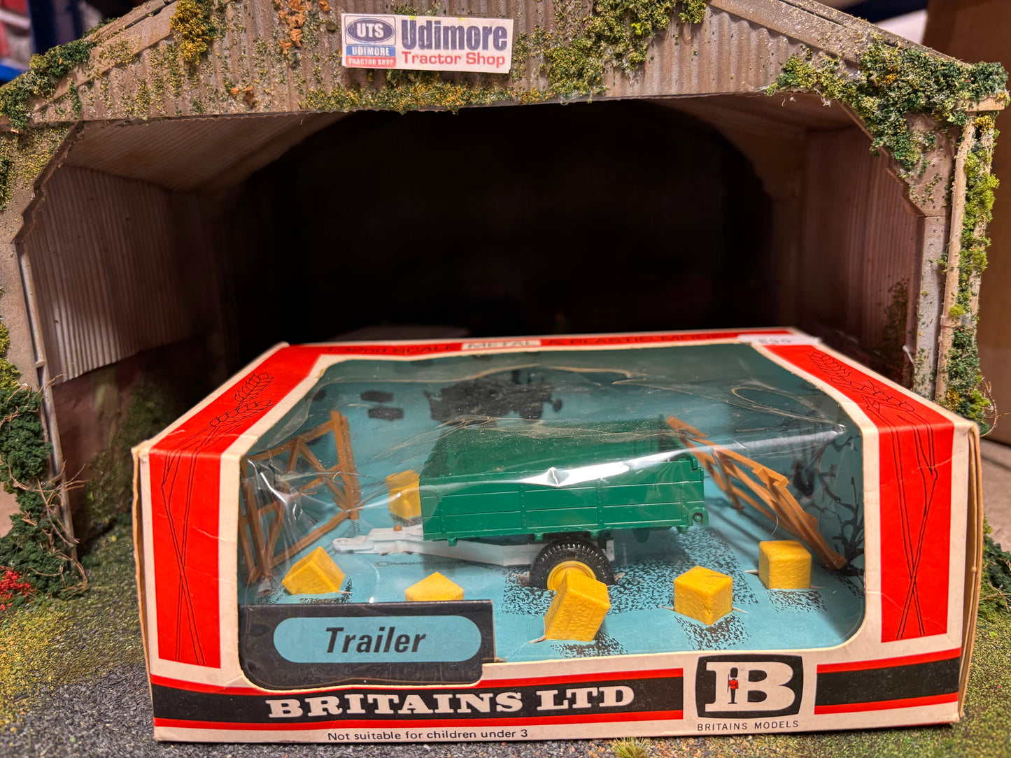 9550 Vintage Britains Rare Green tipping Bale Trailer 1:32 scale STRAW box