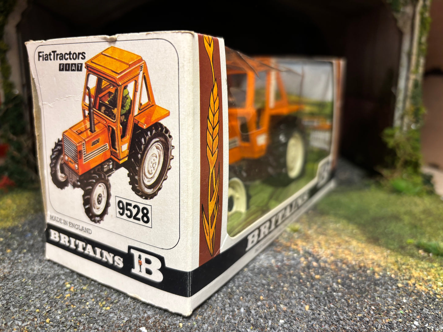 9528 Britains Orange Fiat 880 DT Tractor in original Straw Box obsolete