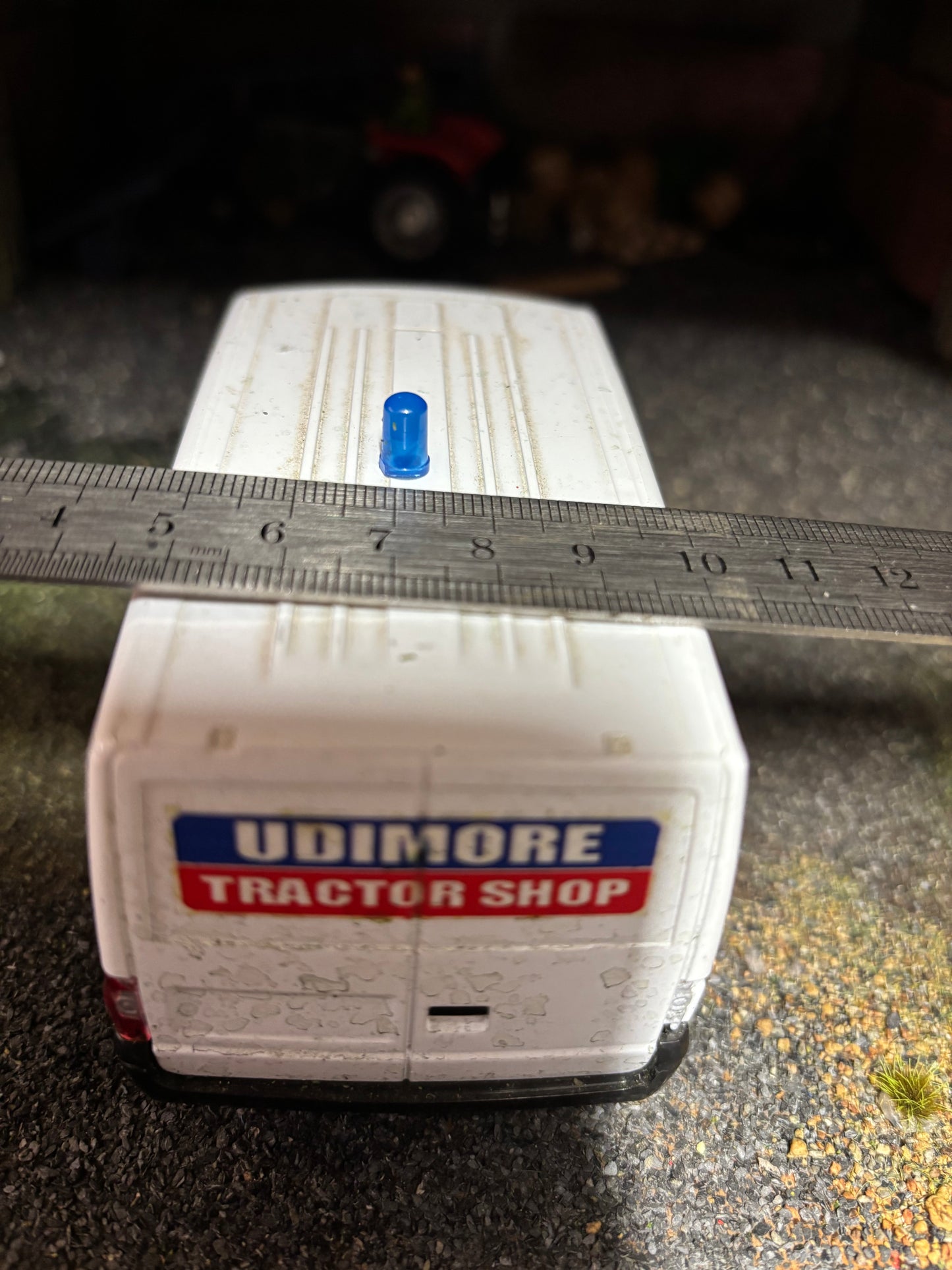 Beacon blue light tractor truck 1:32 scale