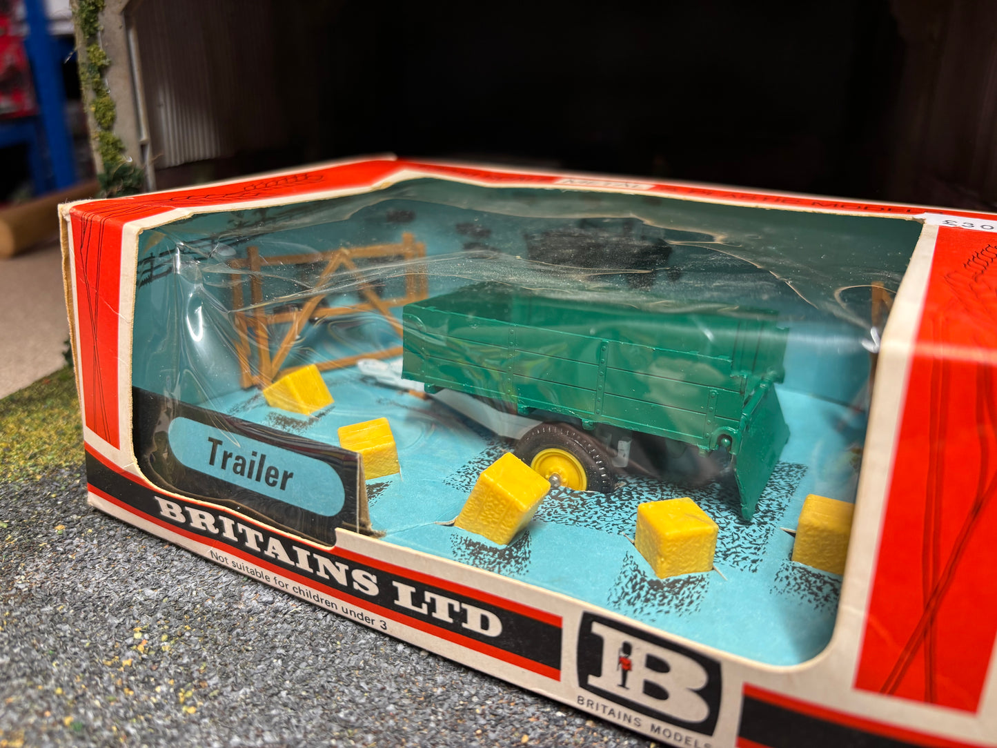 9550 Vintage Britains Rare Green tipping Bale Trailer 1:32 scale STRAW box