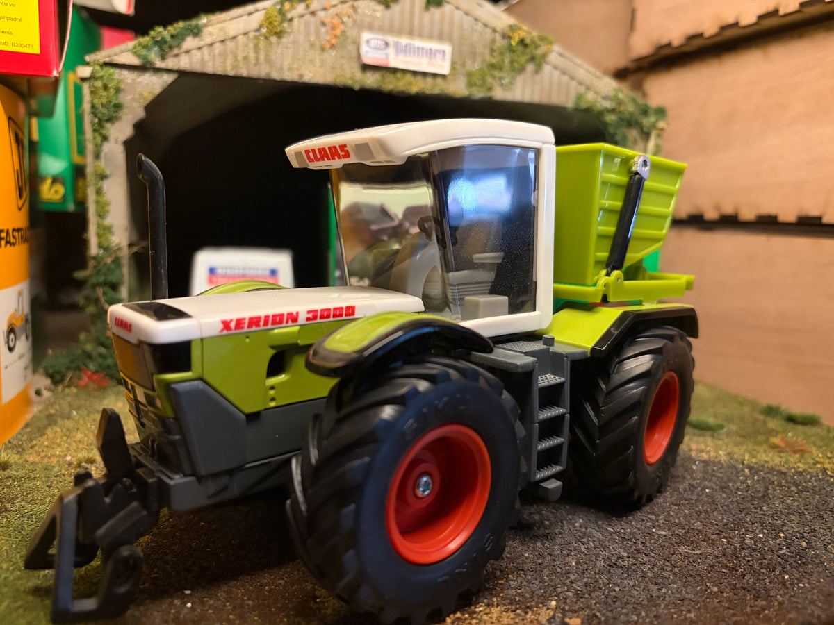 RARE Siku CLAAS Xerion 3000 Tractor 3553 – 1:32 Scale Dealer Box