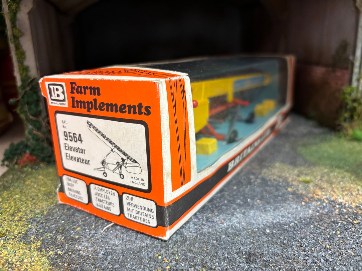 9564 Britains Elevator 1:32 scale obsolete straw box Vintage