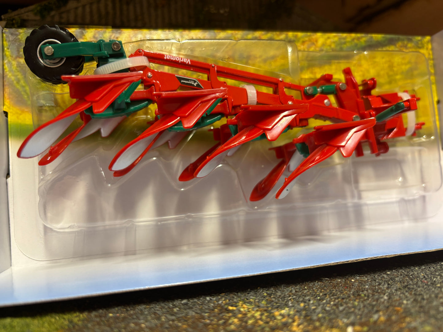 Britains Kverneland 4 furrow Plough 1:32 scale boxed 43344