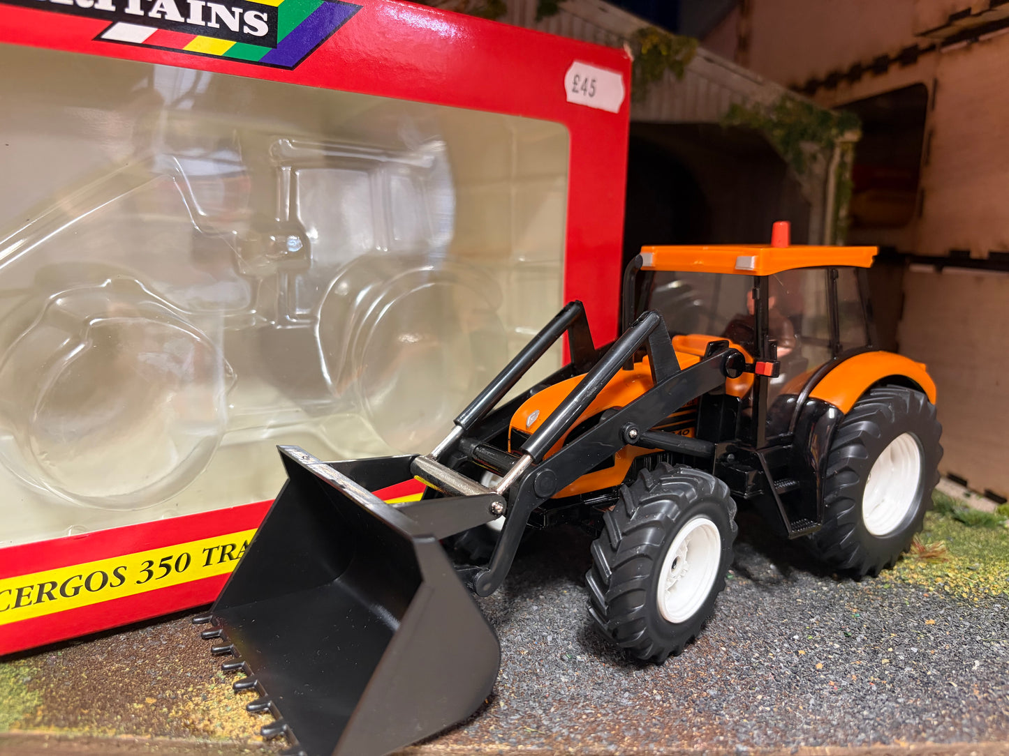 Vintage Britains Renault Cergos 350 Tractor with Loader 00226 Original Box Obsolete 1:32 Scale