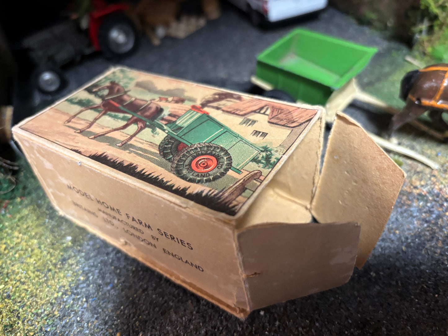 126F Vintage Britains Rubber Tyred Farm Cart with horse 1:32 scale obsolete