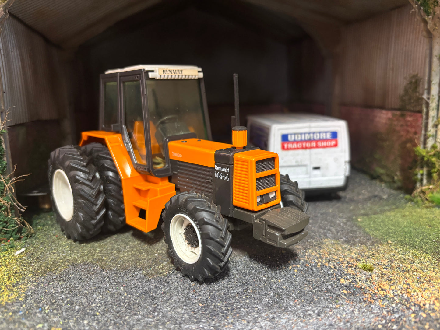 VINTAGE Britains Renault 145-14 rear duals Tractor 1:32 scale obsolete