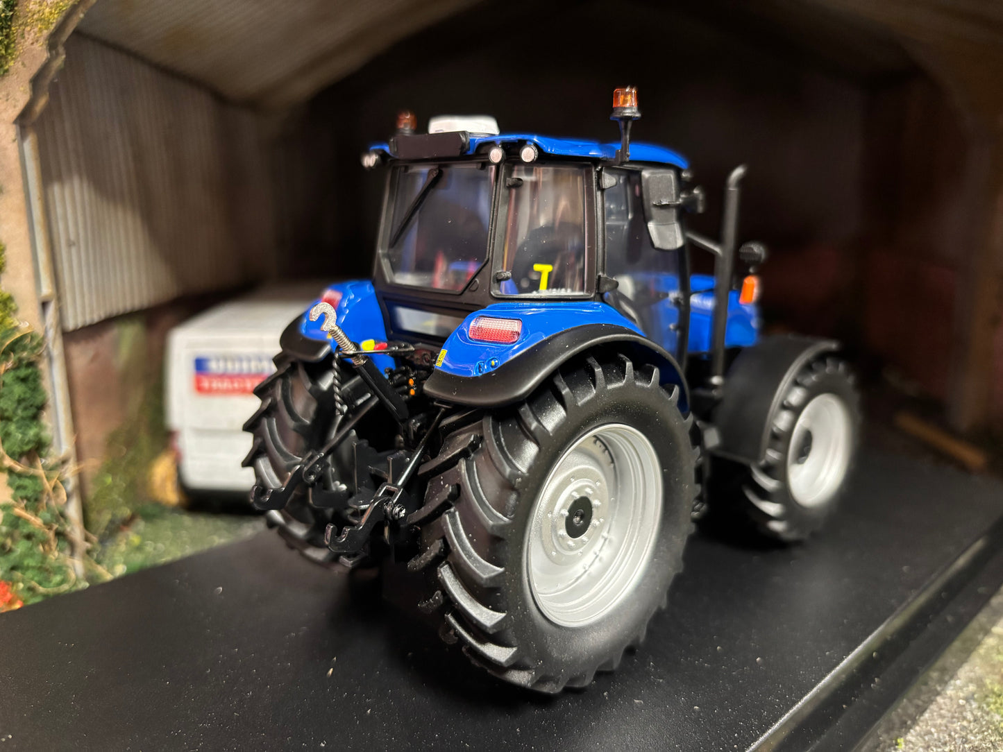 Universal Hobbies New Holland T5.120 dual command Tractor Silver wheels BOXED 1:32 scale UH7202