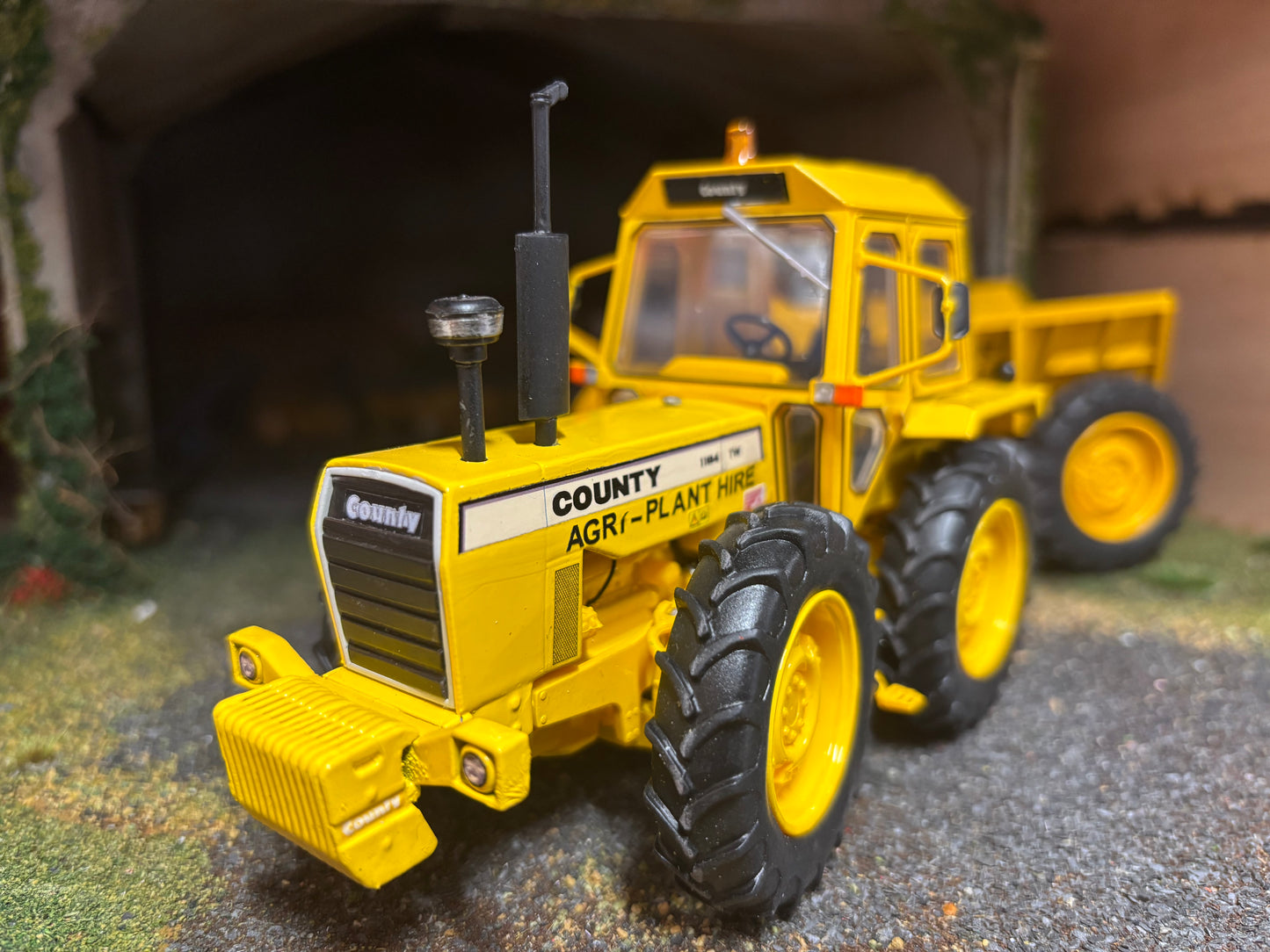 Industrial County 1184 Tractor with Shawnee Poole trailer set Conversion 1:32 scale