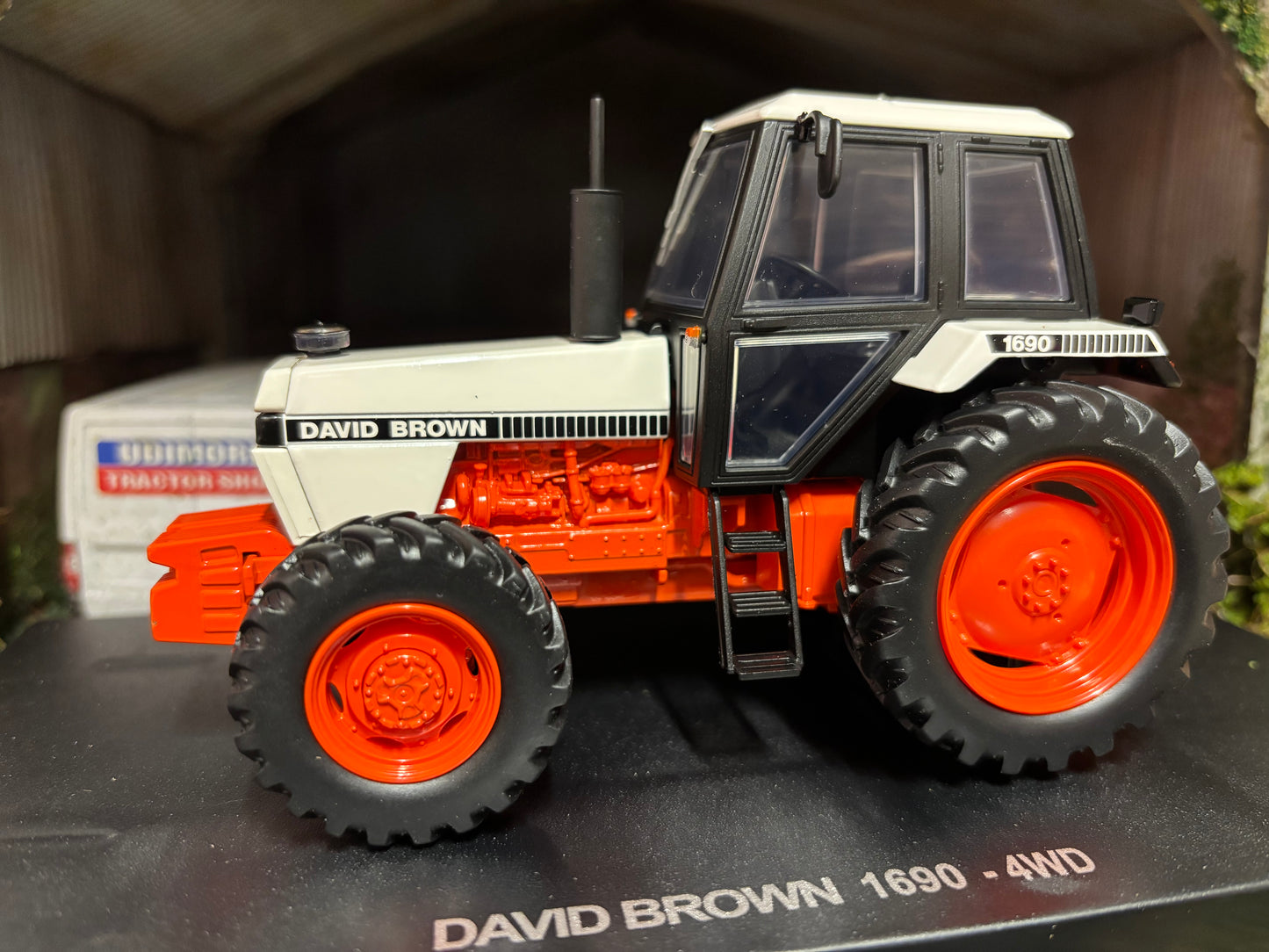 Universal Hobbies David Brown 1690 4wd Tractor BOXED 1:32 scale UH6753