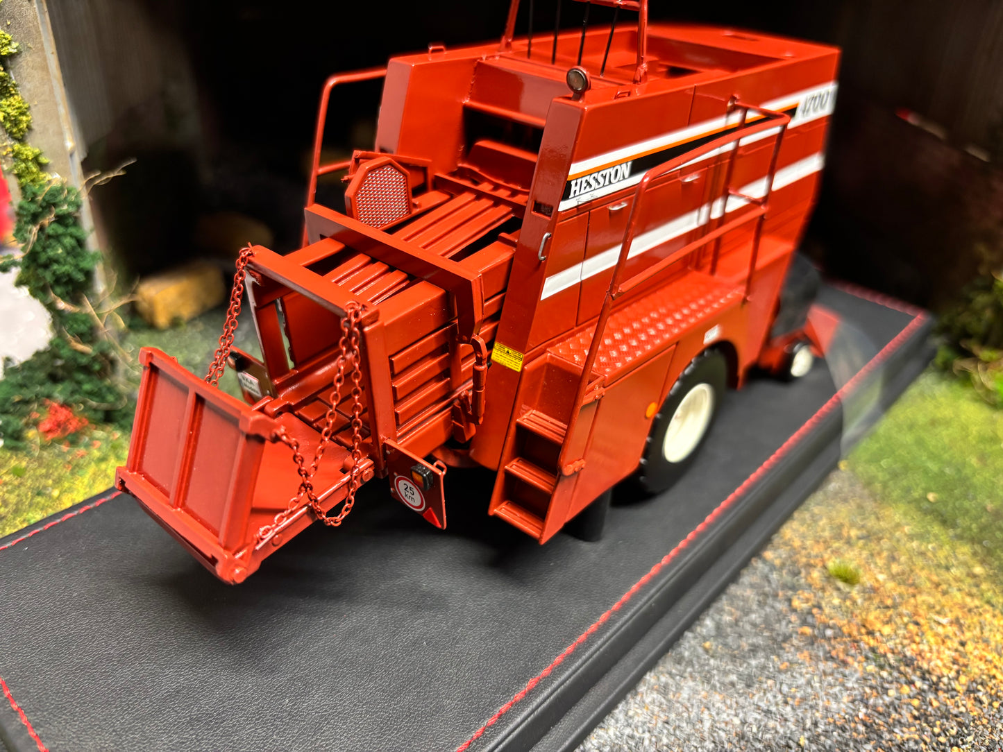 Fiatagri 4700 Heeston Baler Limited Edition 1:32 scale VKA Models
