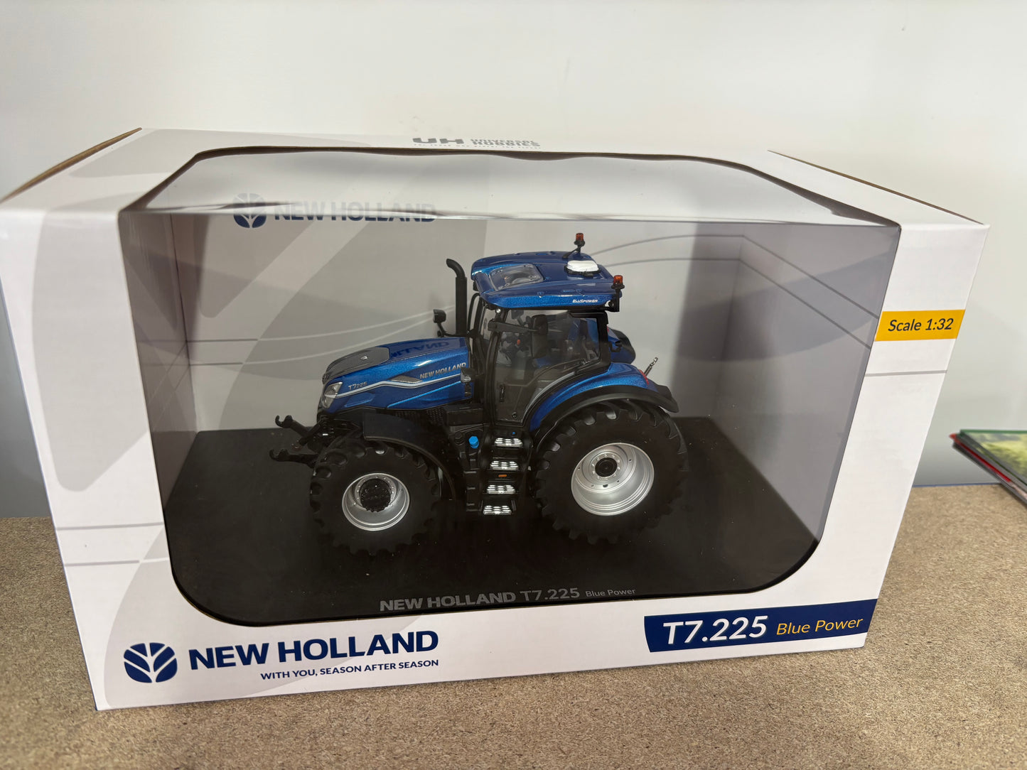 Universal Hobbies New Holland T7.225 BLUE POWER Tractor BOXED 1:32 scale UH7201