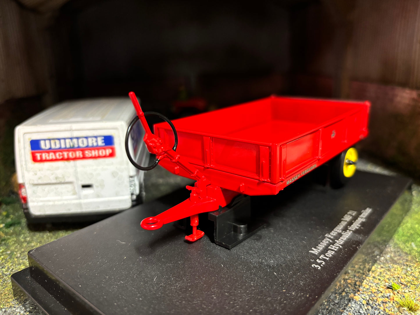 6241 Universal Hobbies Massey Ferguson MF21 Trailer 1:32 scale DEALER box