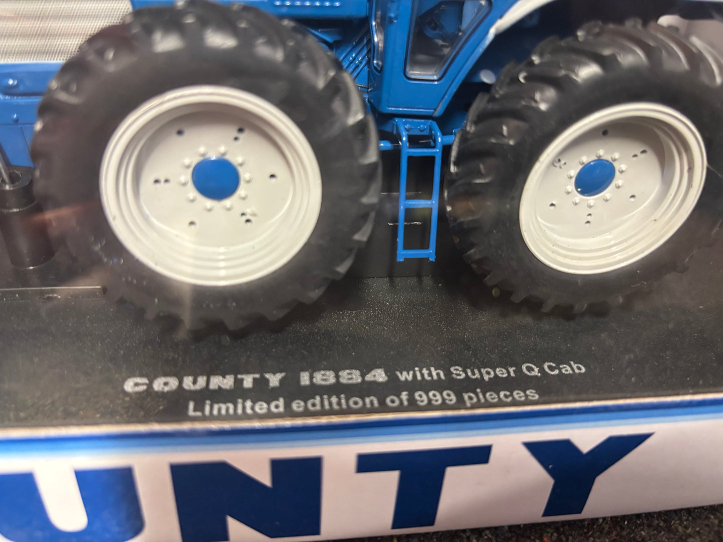 Limited Edition Universal Hobbies County 1884 Super Q Cab tractor BOXED 1.32 scale UH4294