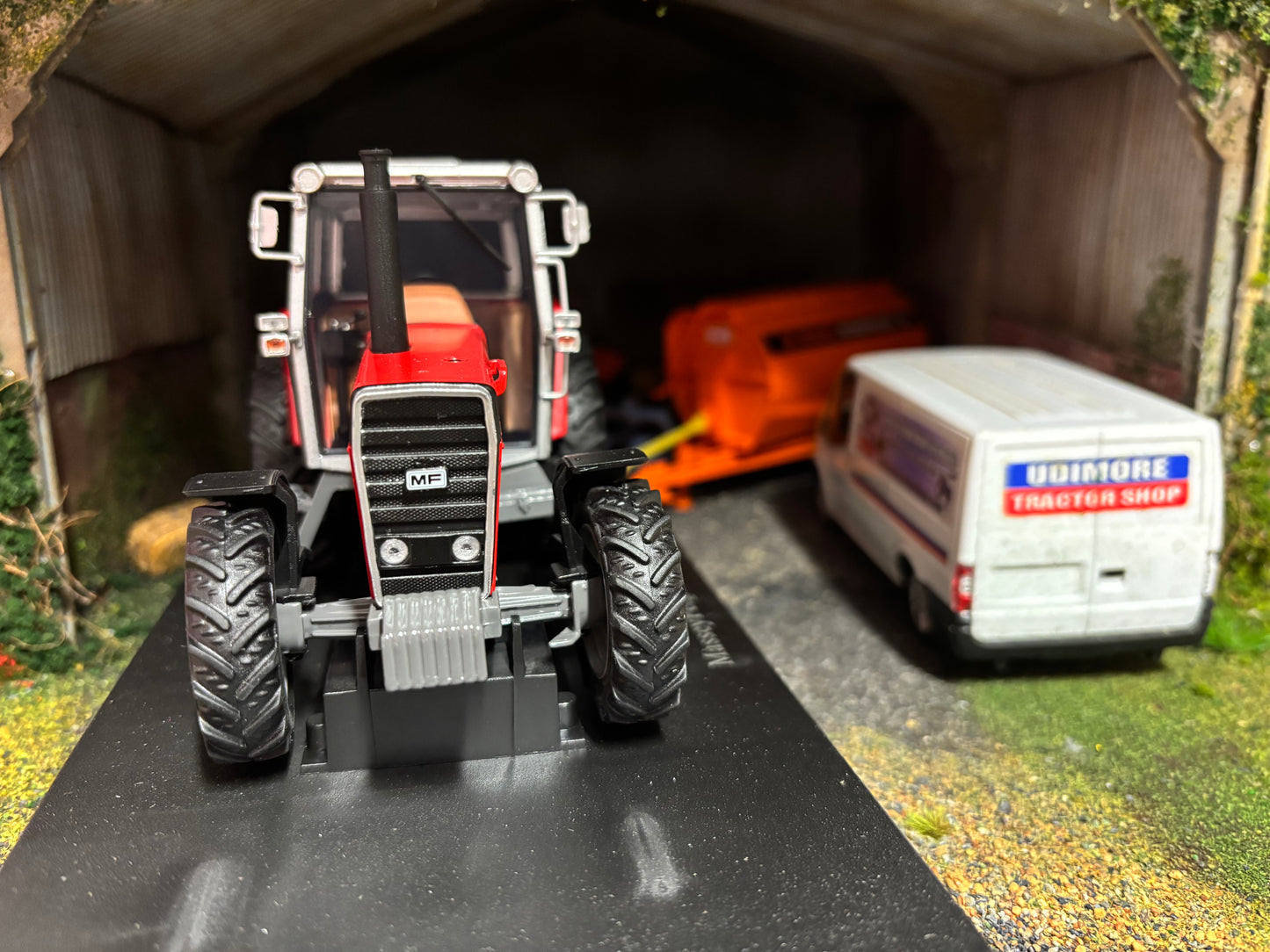 6350 Universal Hobbies Massey Ferguson 2625 tractor BOXED 1:32 scale