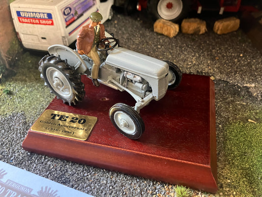 8711 Vintage Britains Ferguson TE20 50 year anniversary Tractor set  1:32 scale