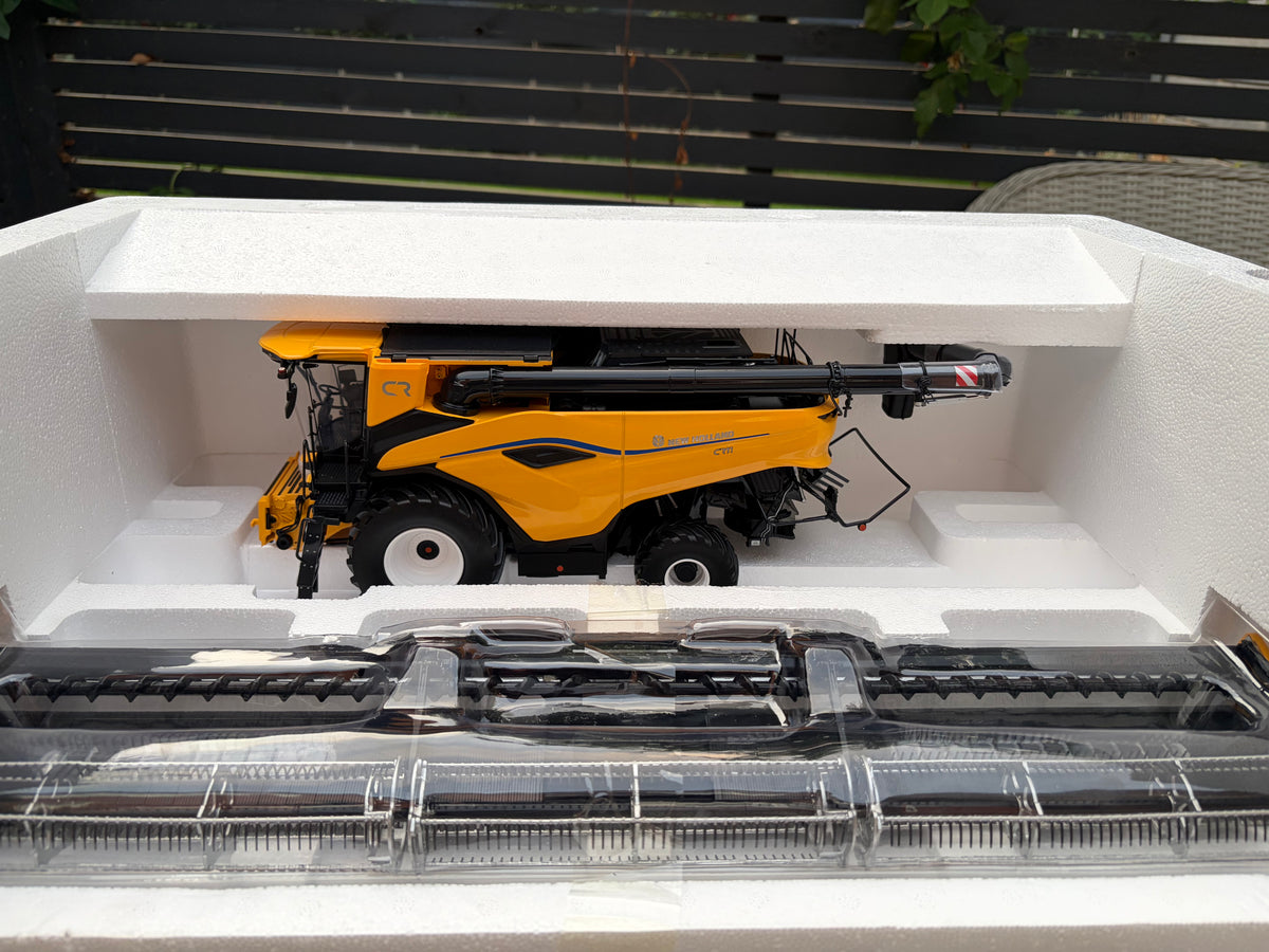 NEW HOLLAND CR11 Combine Harvester 1:32 scale Universal Hobbies UH7237