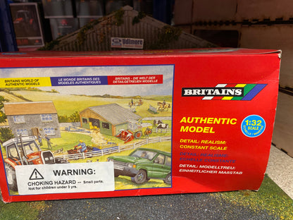 9587 Vintage Britains Fyson Elevator and bales 1:32 scale obsolete