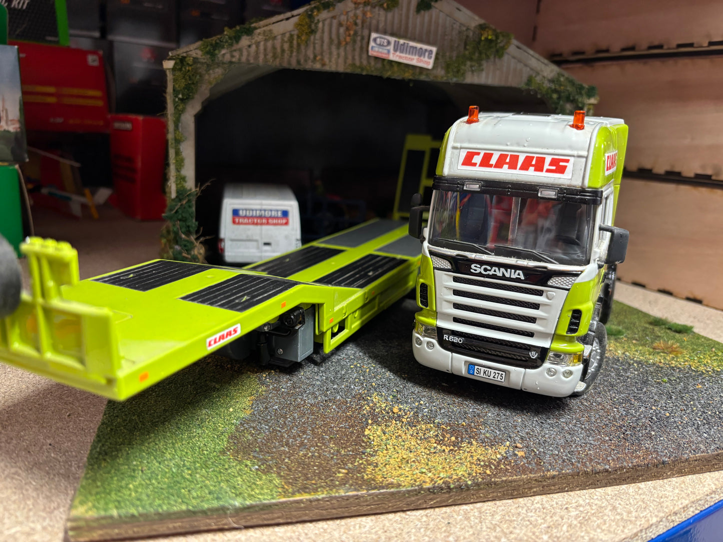 Scania R620 Truck Low Loader Conversion in CLAAS colours 1/32 farming models 1:32 scale SIKU