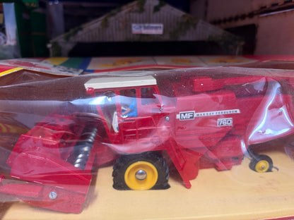 9570 Britains Massey Ferguson Combine Harvester 1:32 Scale Boxed Obsolete