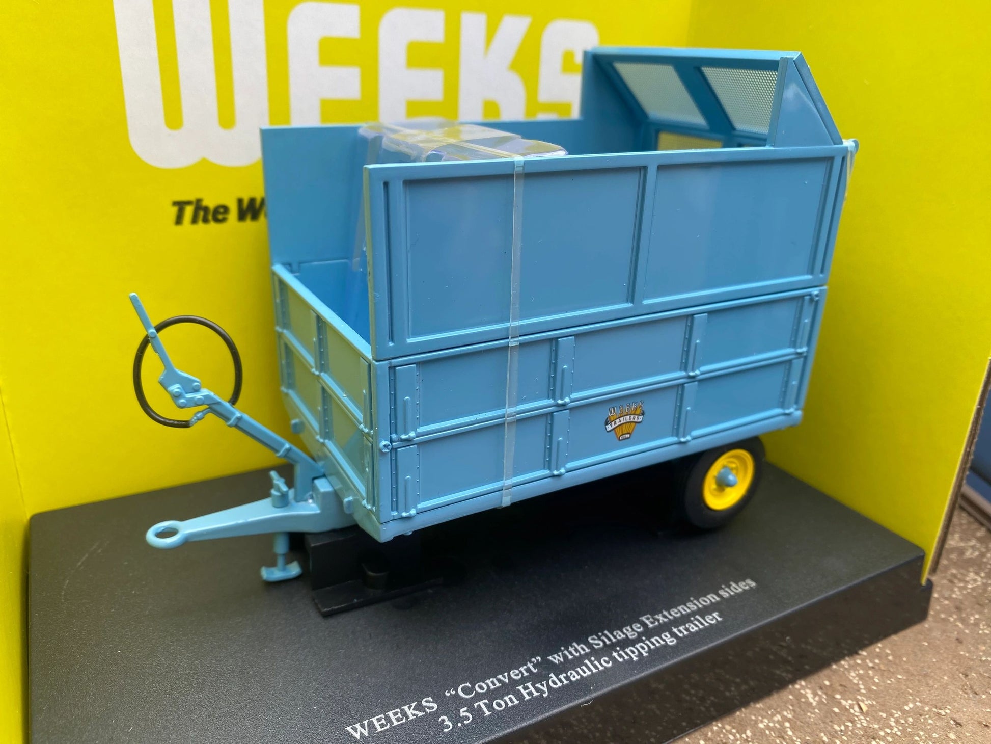 6230 Universal Hobbies Weeks Silage Trailer 3.5 1:32 scale DEALER box Image