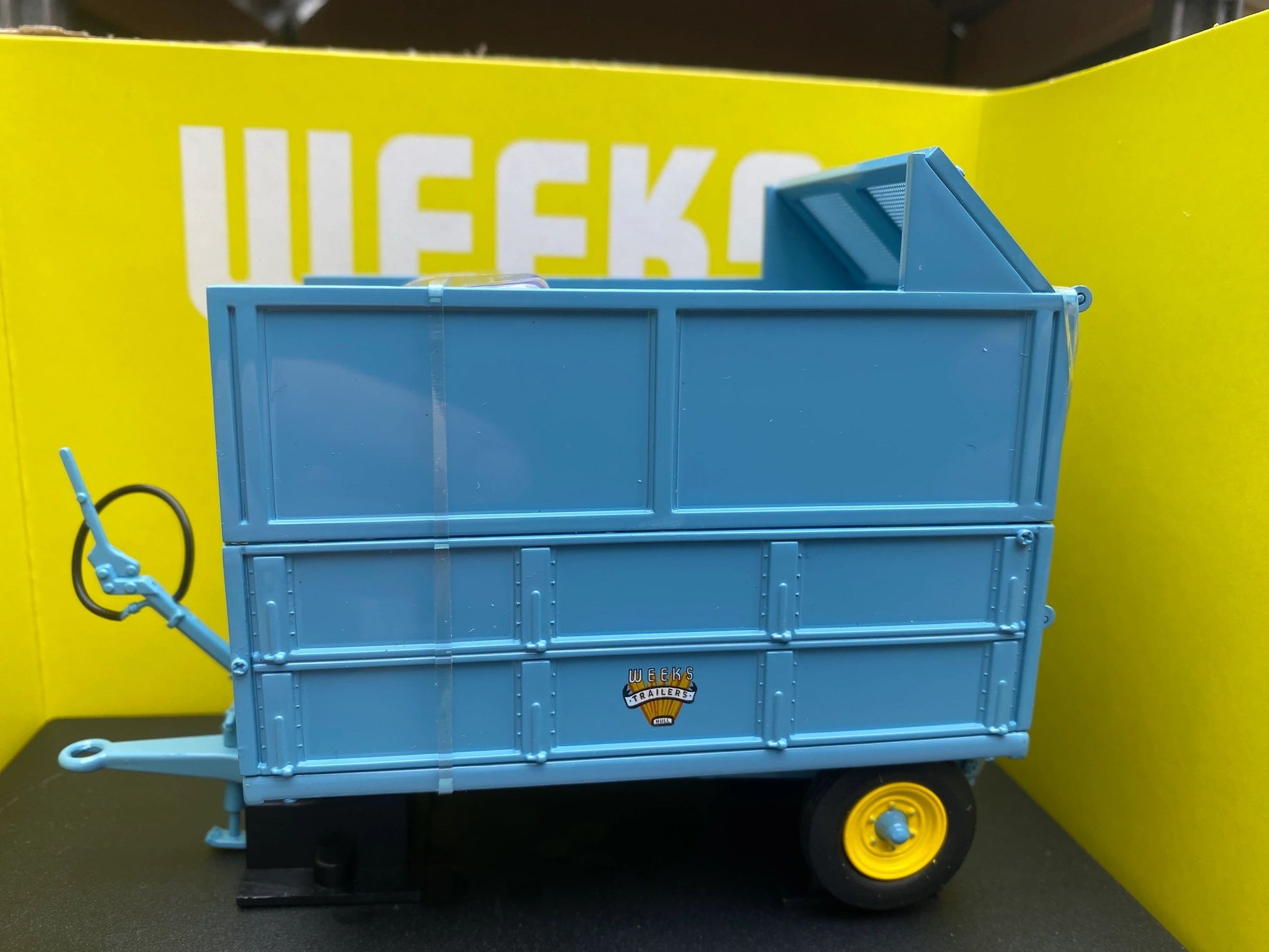 6230 Universal Hobbies Weeks Silage Trailer 3.5 1:32 scale DEALER box Image 8