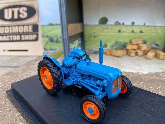 6272 Universal Hobbies 1958 Fordson Dexta tractor BOXED 1:32 scale Image