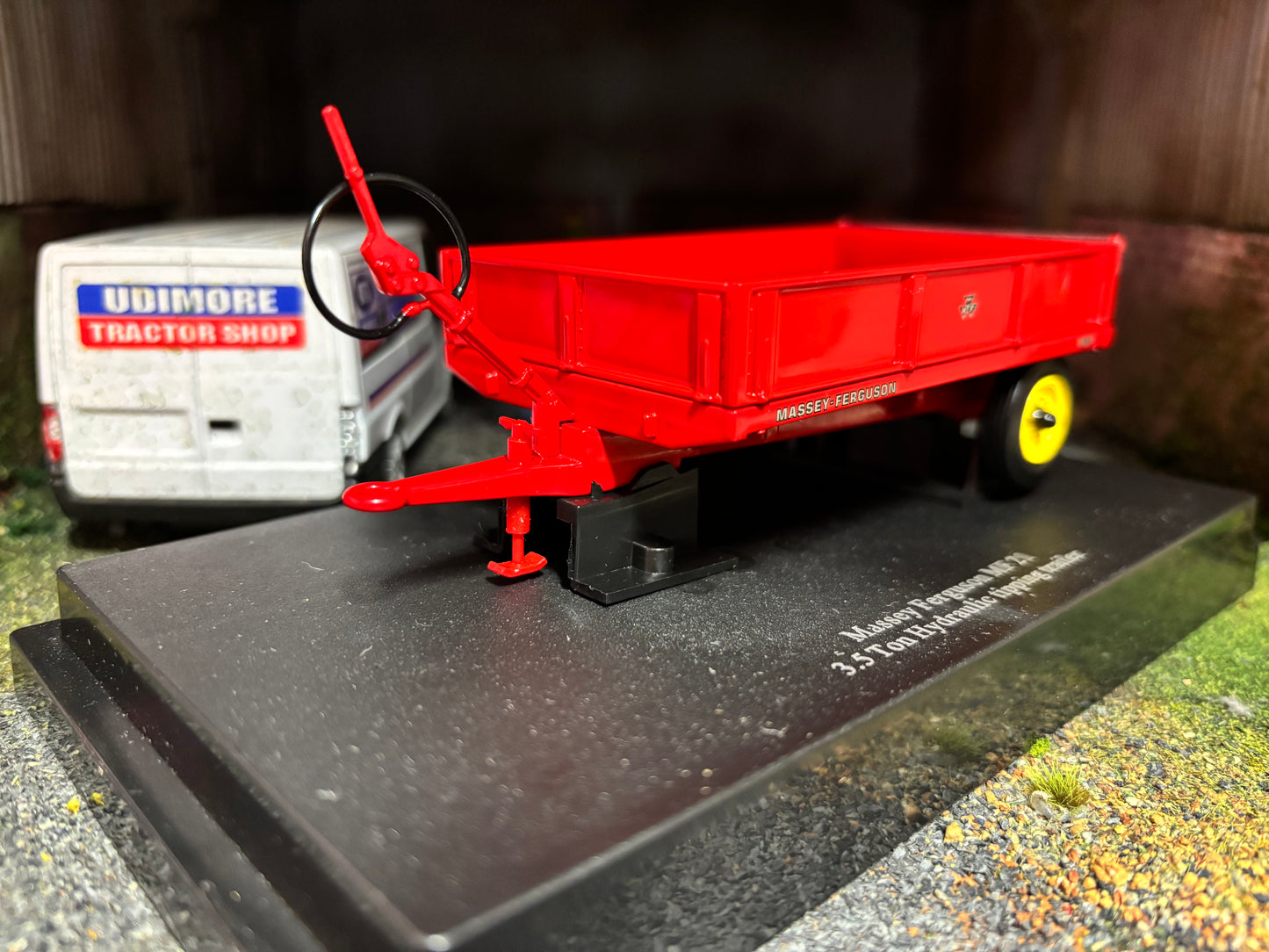 6241 Universal Hobbies Massey Ferguson MF21 Trailer 1:32 scale DEALER box