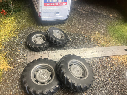 04239 Set of 4 Front & Rear 4wd Tractor wheels Artisan32 farm machinery 1:32 scale