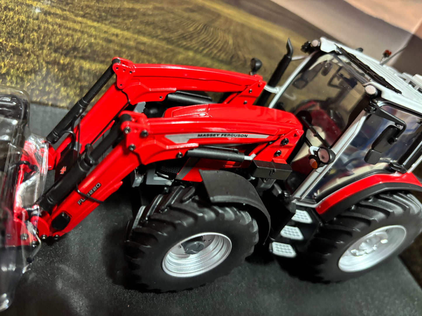 6784 Universal Hobbies Massey Ferguson 5M.145 Front Loader tractor BOXED 1:32 scale New