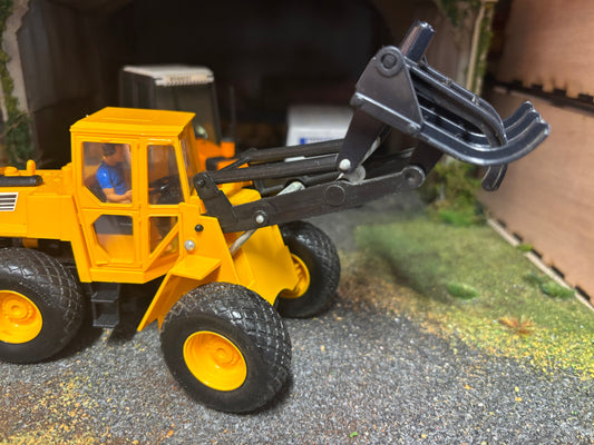 9509 VINTAGE Britains Log Master Timber Grapple Tractor 1:32 scale obsolete