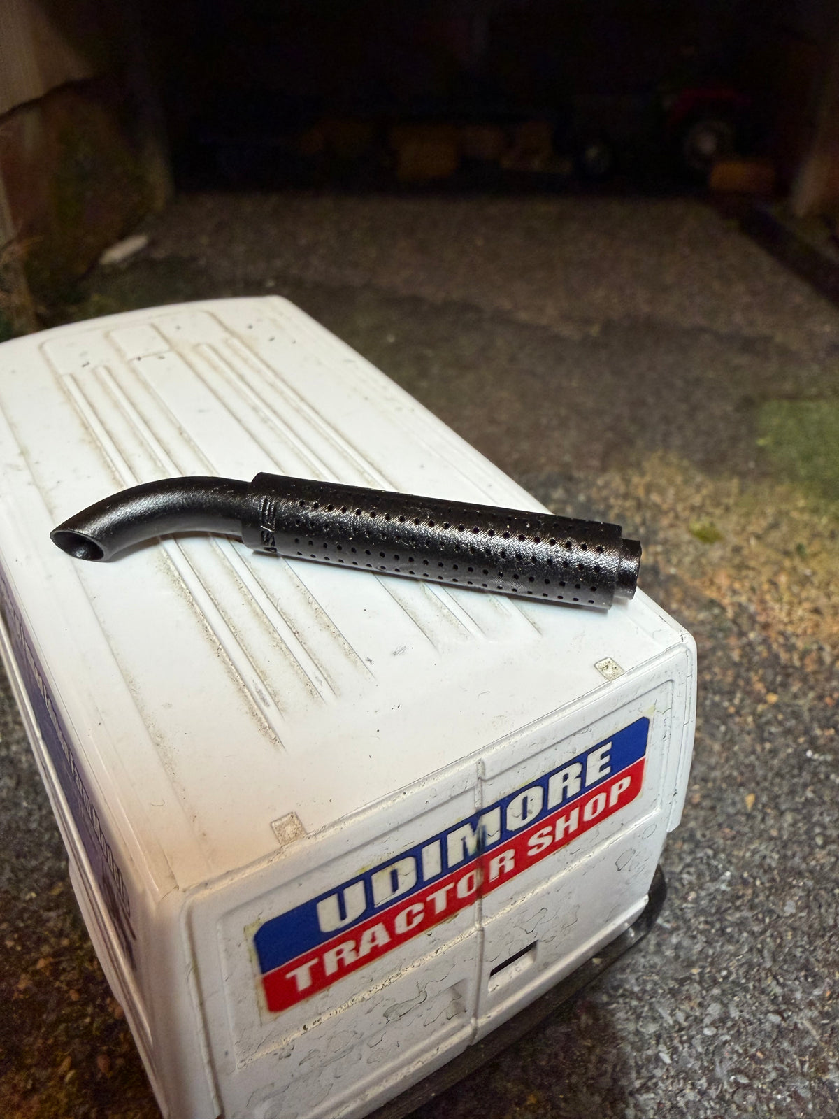 CASE Tractor Straight Pipe Exhaust with Heat Shield & CASE Logo – Black – 1:32 Scale