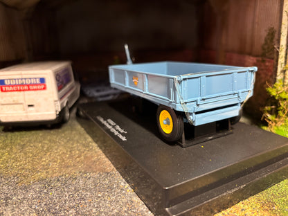 6215 Universal Hobbies Weeks Trailer 1:32 scale DEALER box