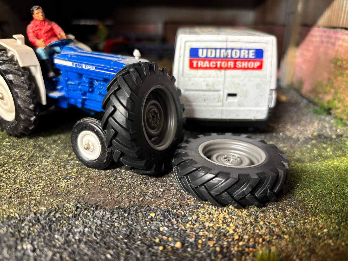 04238 Set of 2 Rear wheels 4wd Artisan32 farm machinery 1:32 scale Britains Ford 5000 6600