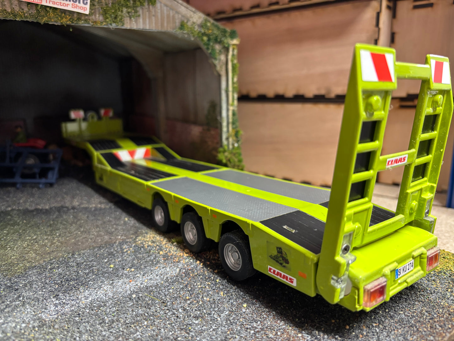 Scania R620 Truck Low Loader Conversion in CLAAS colours 1/32 farming models 1:32 scale SIKU