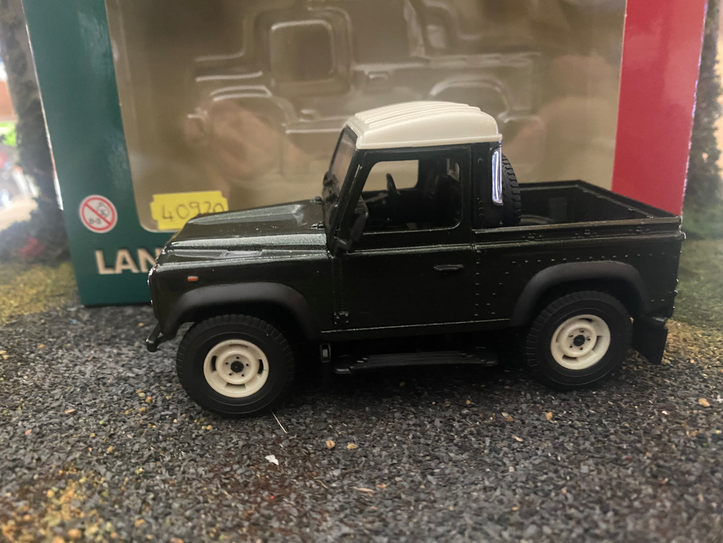 Britains Land rover Defender Pick up 1:32 scale  obsolete 40920