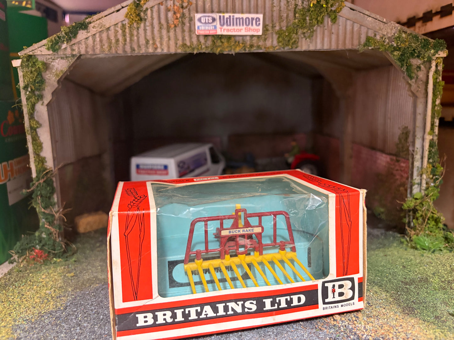 9543 Britains VINTAGE Buck Rake straw box 1:32 scale BOXED  Obsolete