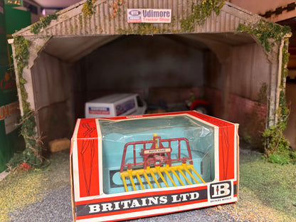 9543 Britains VINTAGE Buck Rake straw box 1:32 scale BOXED  Obsolete
