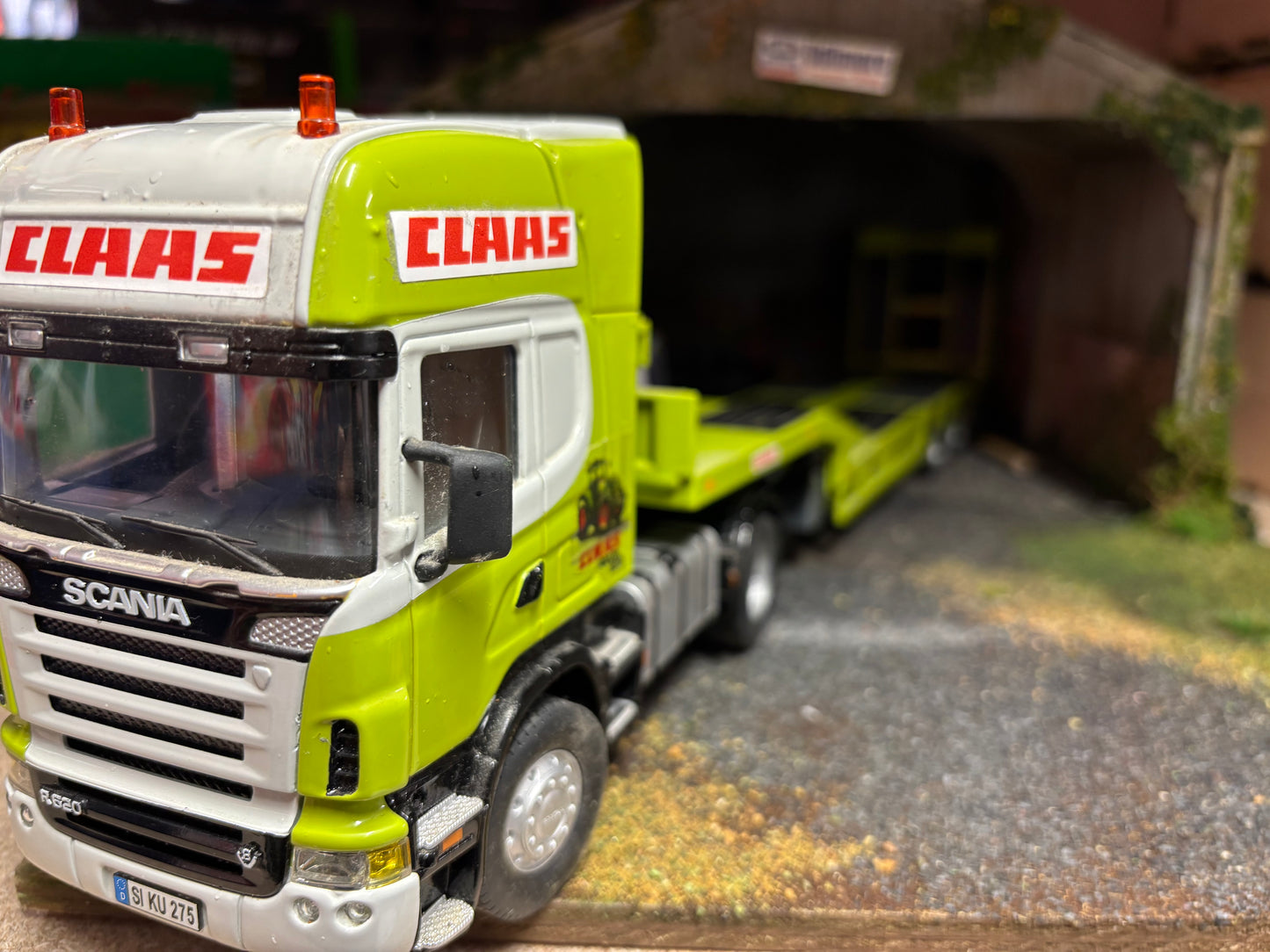 Scania R620 Truck Low Loader Conversion in CLAAS colours 1/32 farming models 1:32 scale SIKU